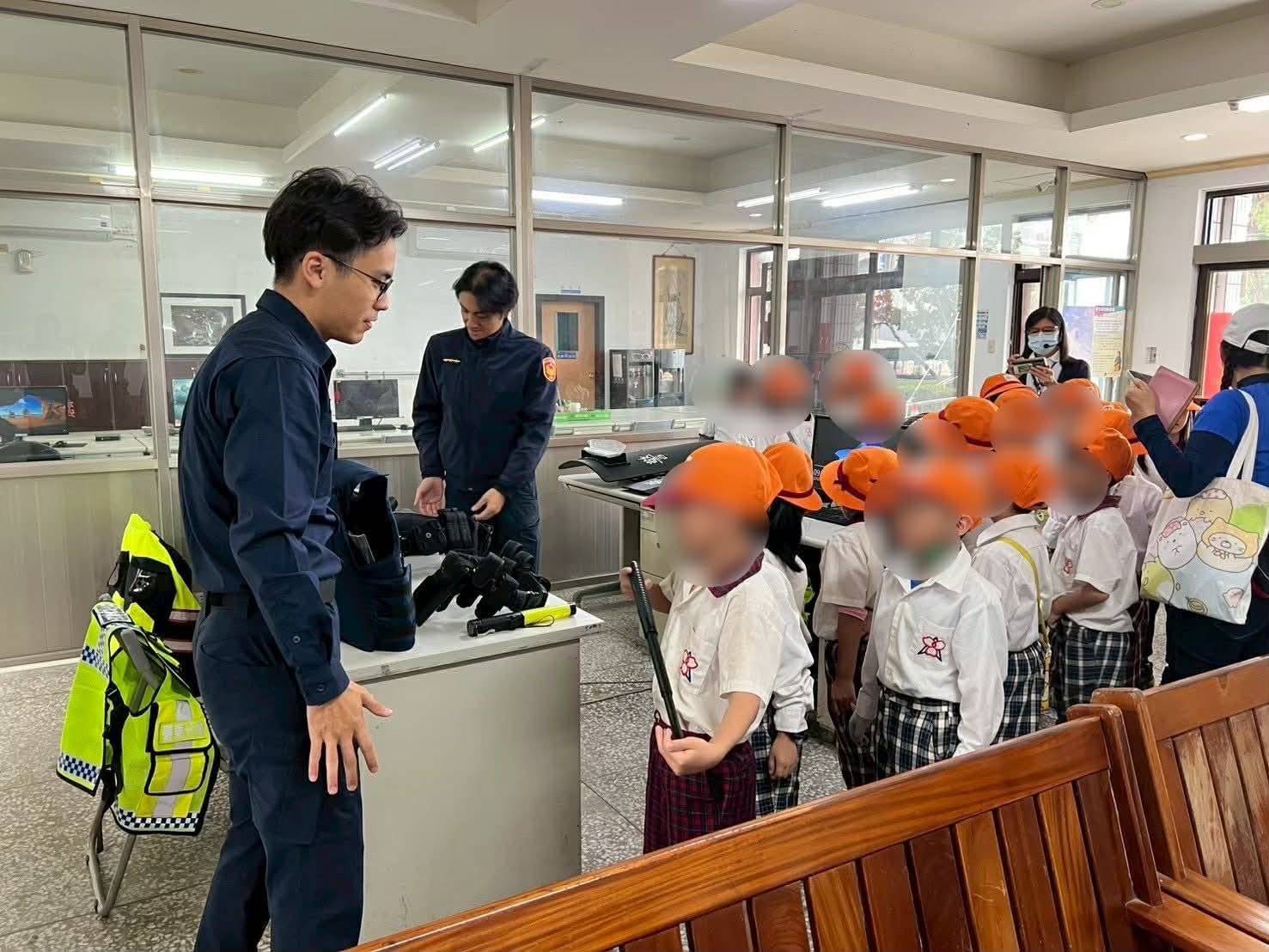 小小警察體驗日　學童參訪馬蘭派出所認識警察日常
