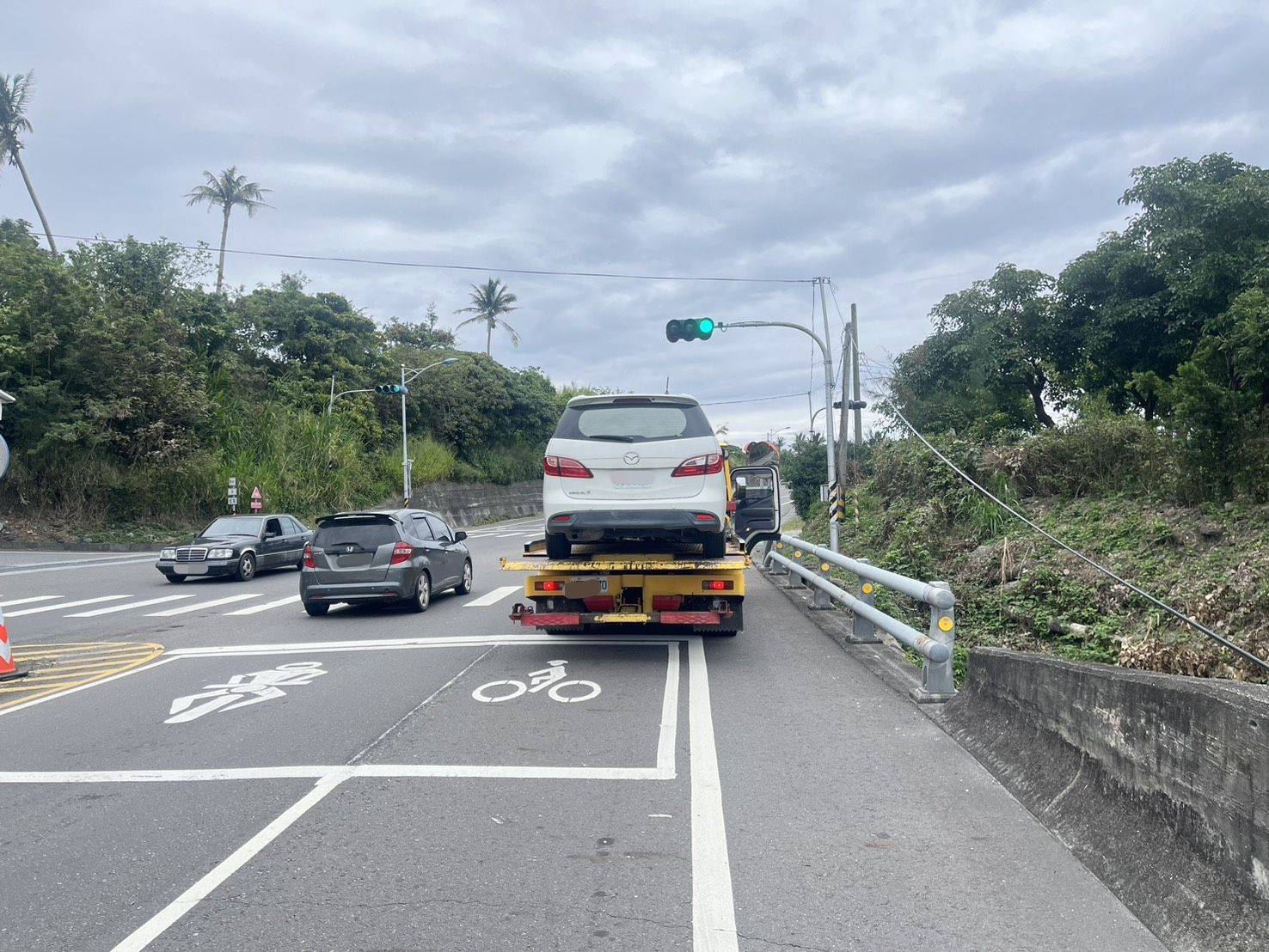 車輛突故障受困路中 都蘭派出所即時協助排除