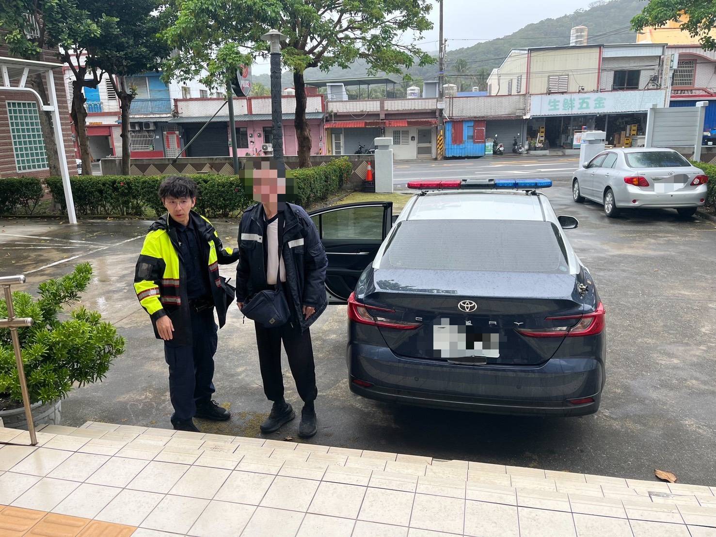 迷途老翁全身濕透體力不支，達仁警察泡麵暖胃也暖心