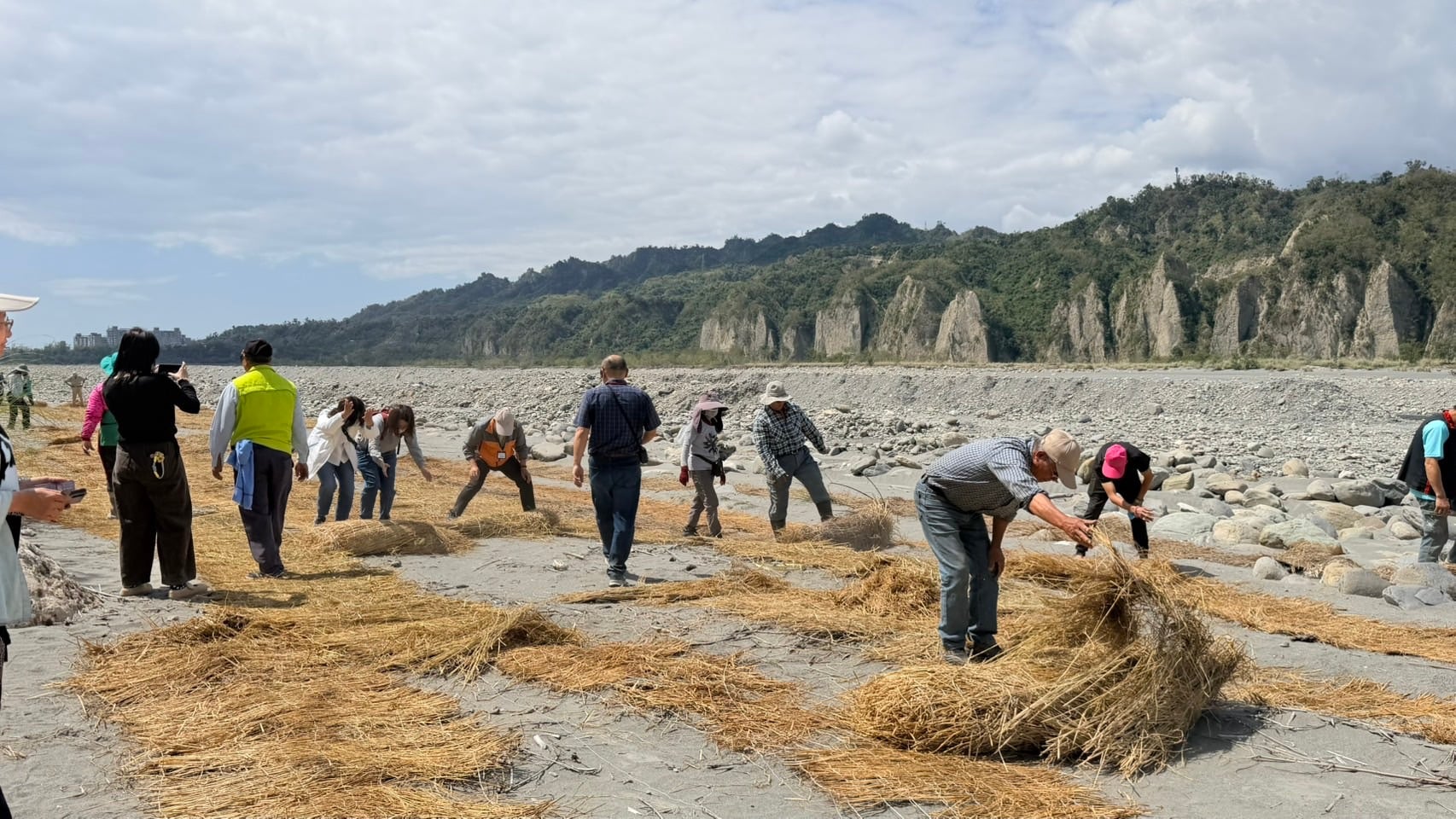 農廢再利用！卑南溪小黃山「稻草蓆覆蓋」防塵行動