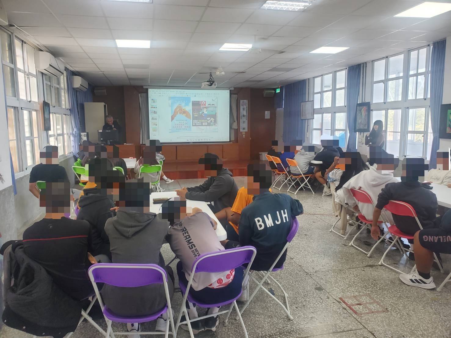 無照駕駛風險高 金崙警察赴賓茂國中加強交通安全教育