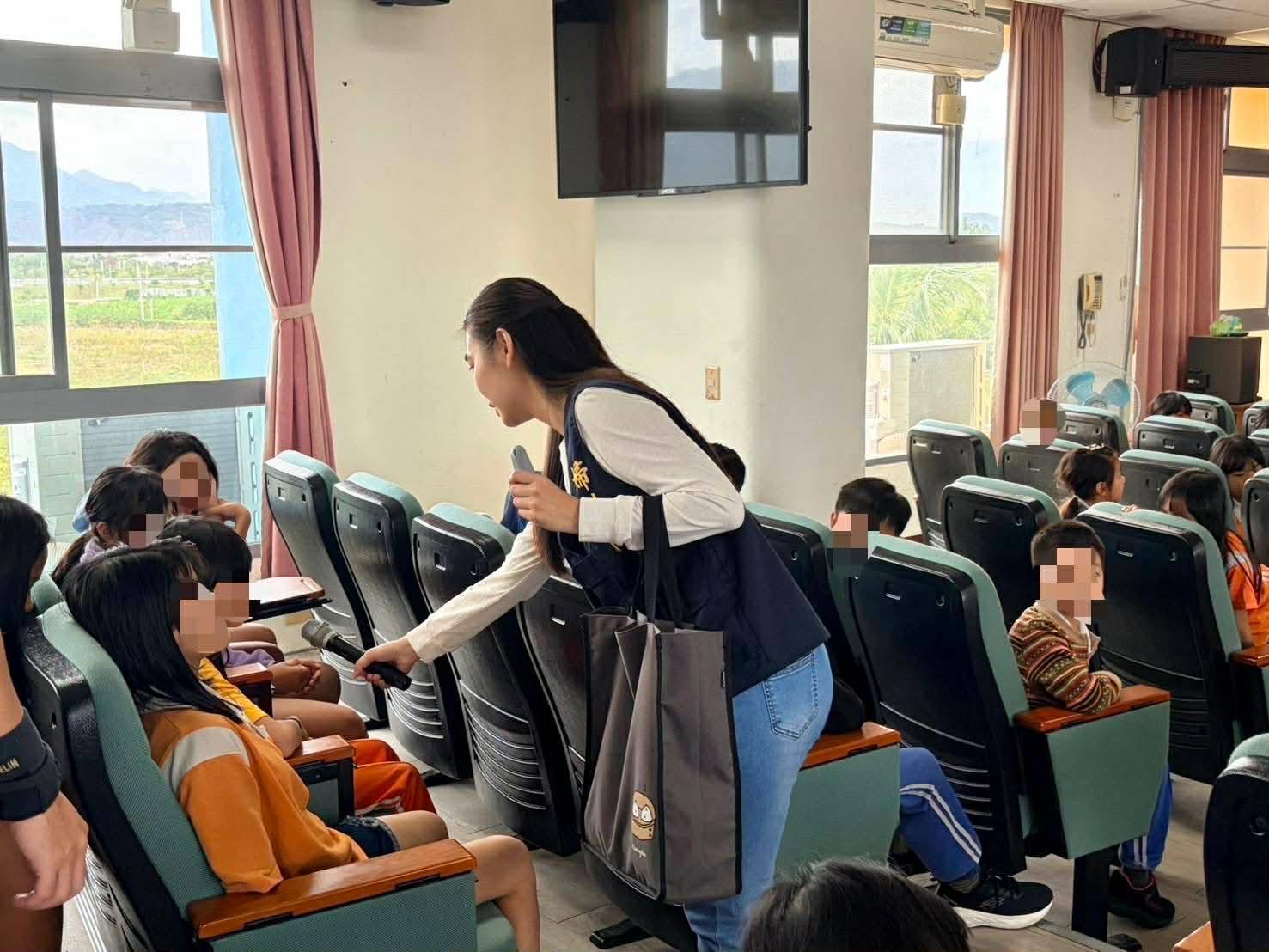 婦幼校園巡迴列車開進豐年國小 強化學童數位性別暴力及識詐觀念 