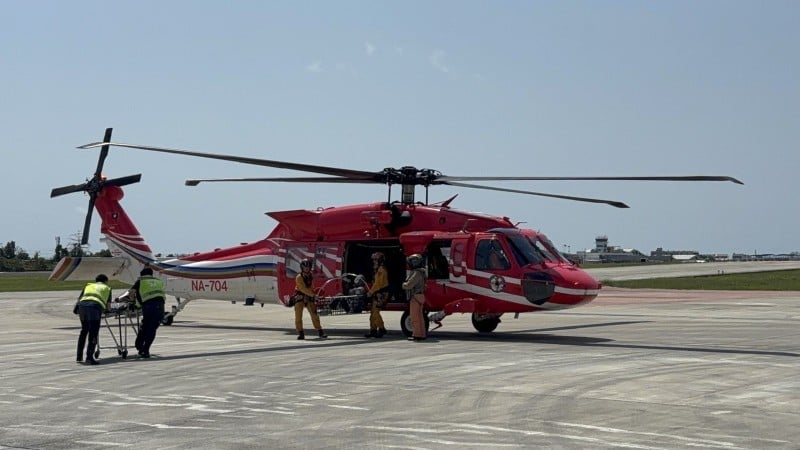 17歲登山客嘉明湖山域突發不適 黑鷹成功救援