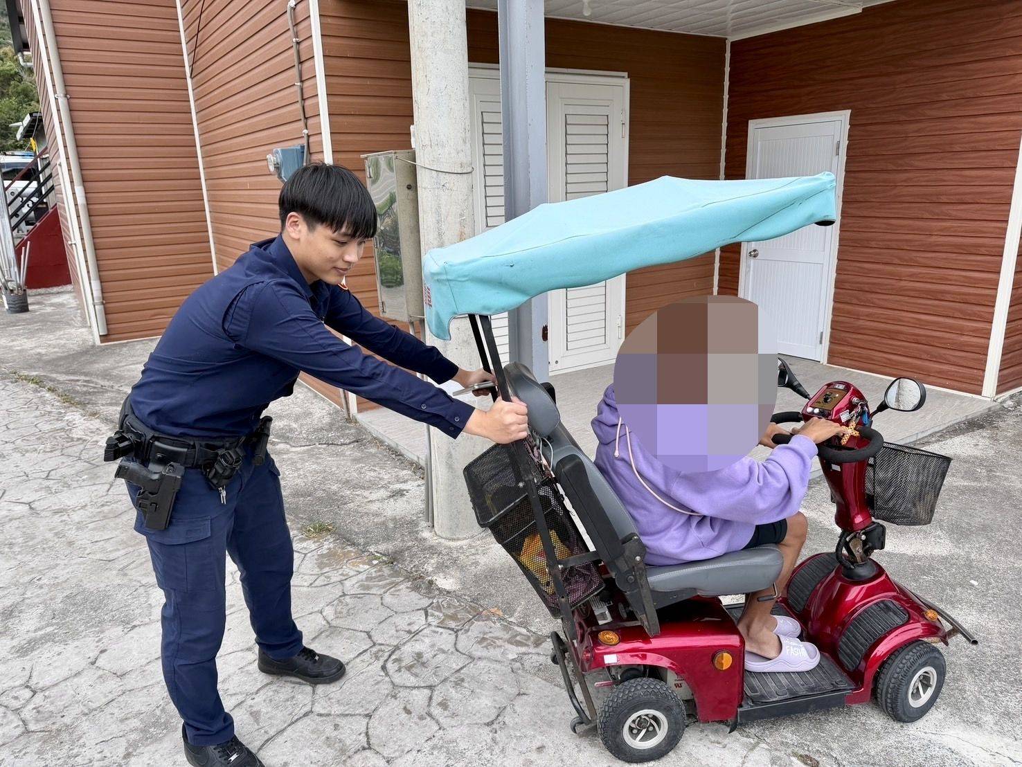 推著的不只是代步車　新豐警察在車陣中替老翁把路走回家
