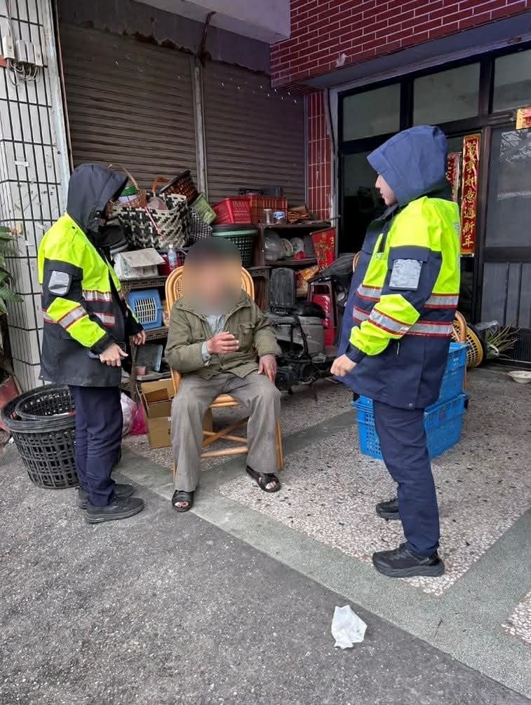 老翁外出迷途徘徊街頭　永樂暖警護送平安返家