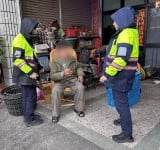 老翁外出迷途徘徊街頭　永樂暖警護送平安返家