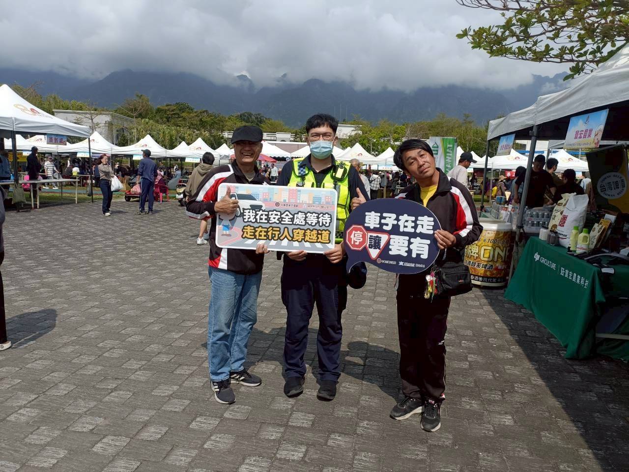 長濱農民節人潮匯集 成功警察分局宣導交安防詐不間斷