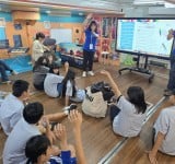 綠島學生首登英語行動列車 開啟學習新體驗