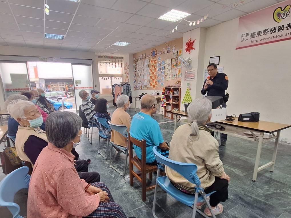 太麻里警察深入弱勢關懷協會，強化反詐騙與交通安全觀念