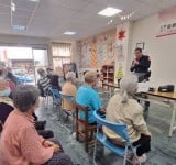 太麻里警察深入弱勢關懷協會，強化反詐騙與交通安全觀念