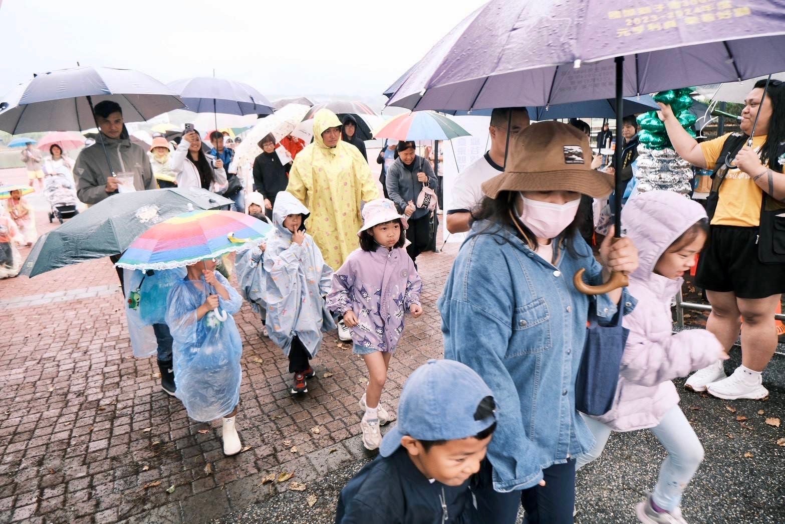 臺東親子路跑歡慶兒童節 逾200人齊聚大坡池跑出成長與笑聲