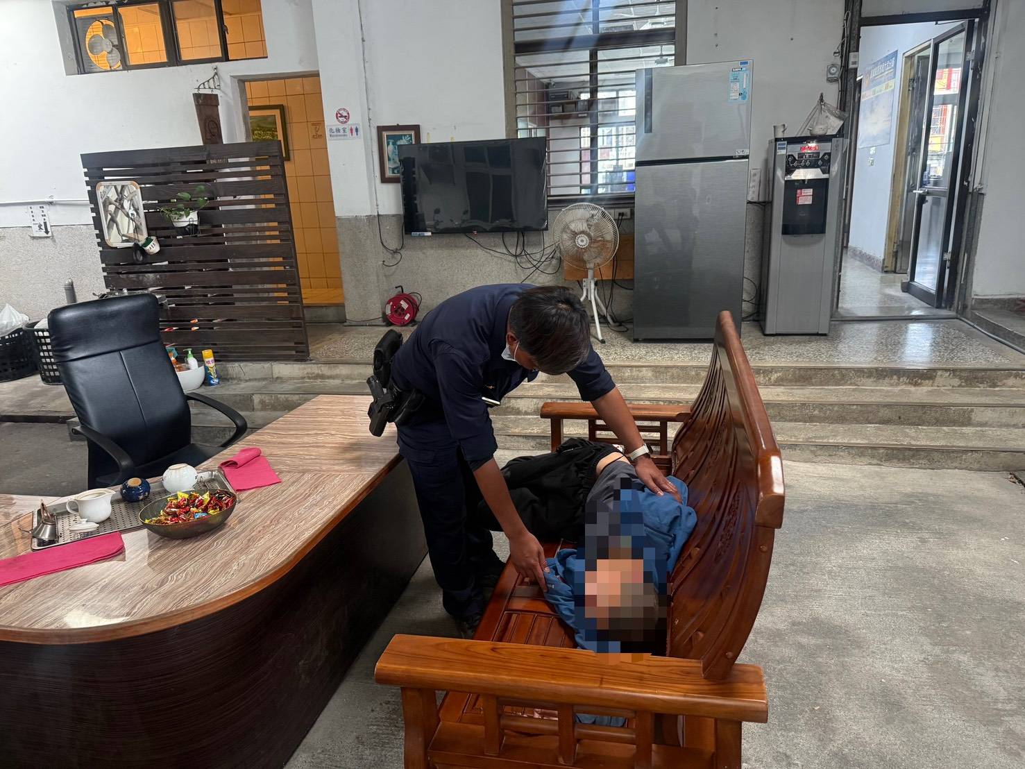 醉倒馬路驚險！太麻里警察出手救援