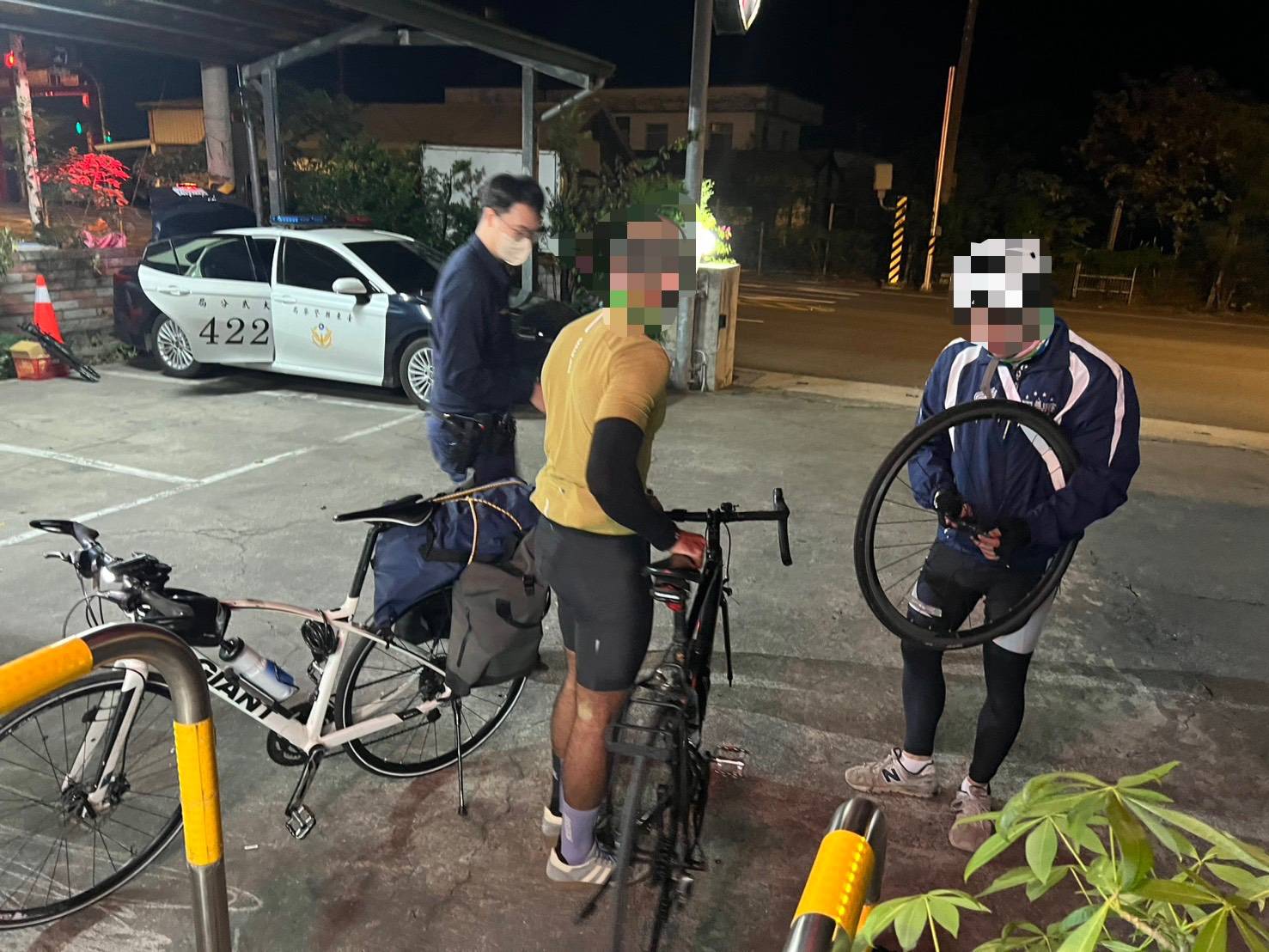 西班牙單車客爆胎受困，美和警察伸援手助順利返程