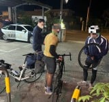 西班牙單車客爆胎受困，美和警察伸援手助順利返程