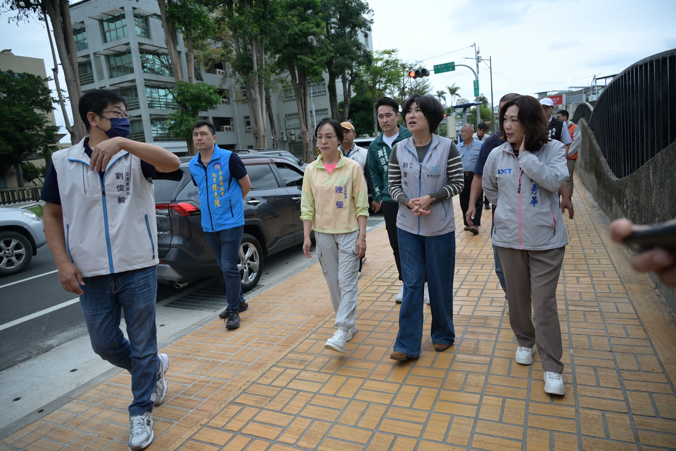 守護學子安全與防洪韌性！饒慶鈴與吳秀華視察東中人行環境及太平溪疏濬工程