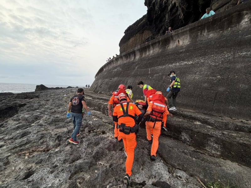 釣客蘭嶼礁岸跌傷