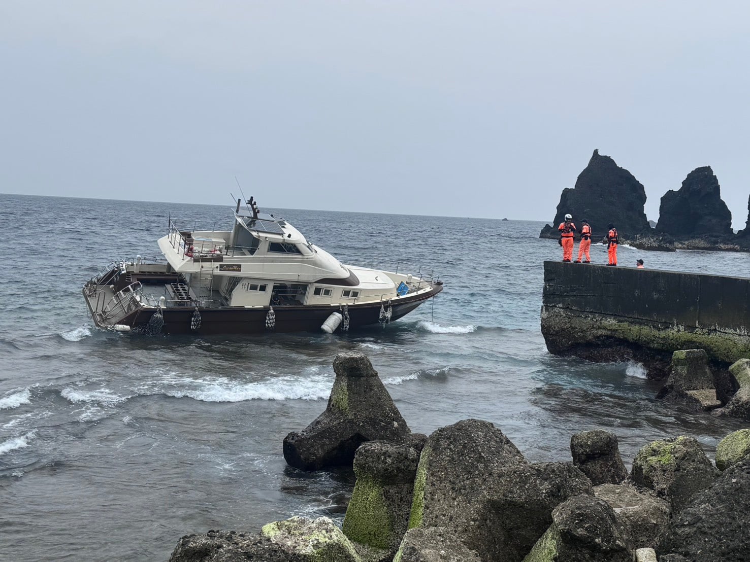 綠島漁船岸際擱淺 海巡即時救援脫困