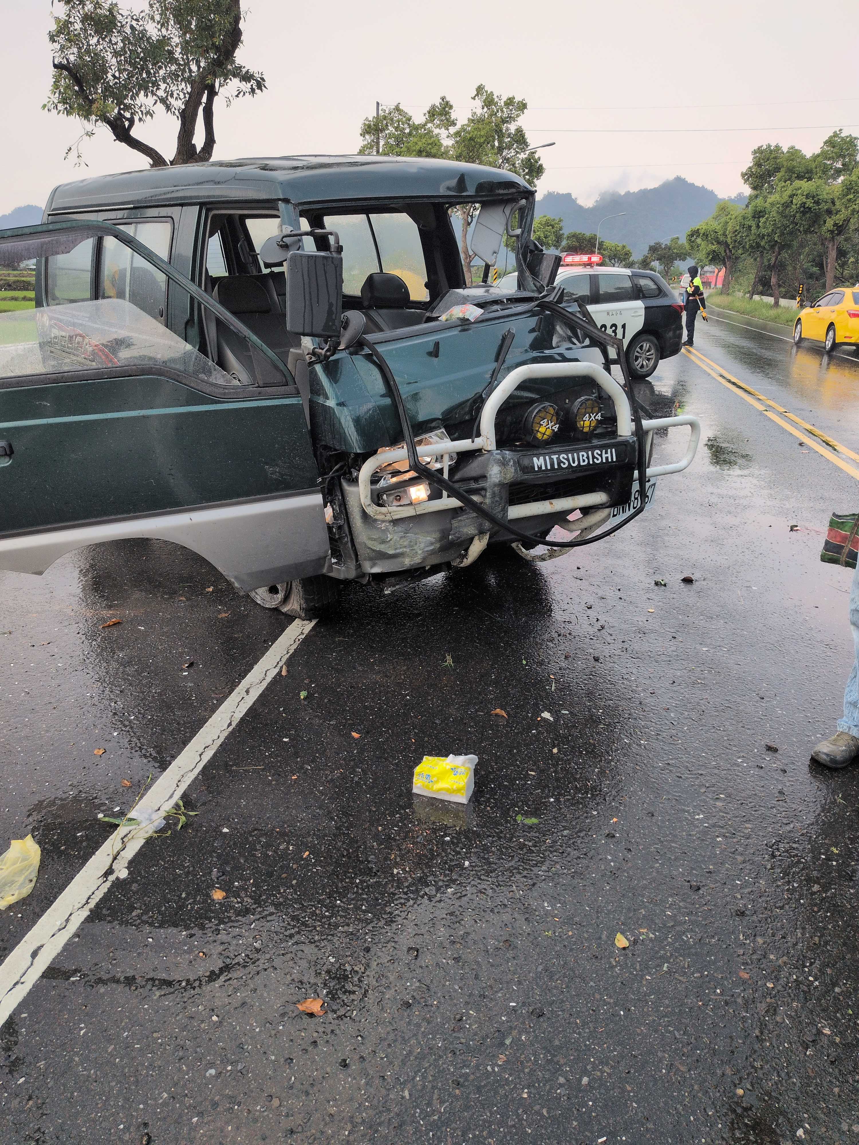 休旅車路滑自撞變廢鐵 ! 乘客拋飛、駕駛夾車內