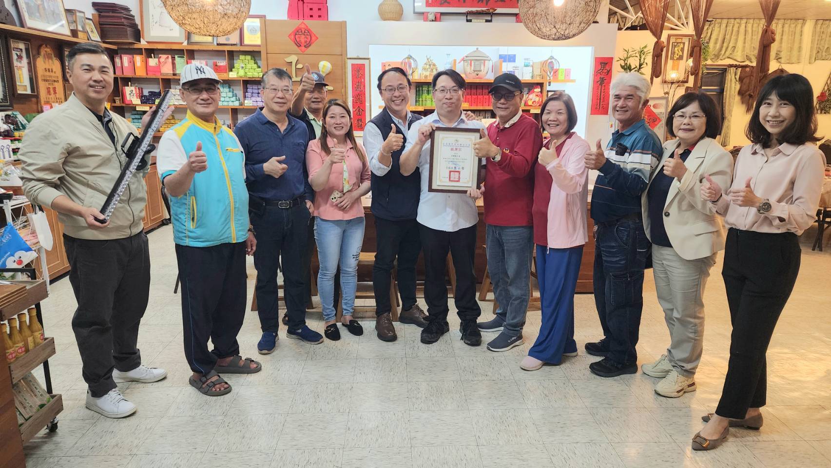 警民點亮平安燈！分局長誠謝警友顧問李樹根捐贈20組LED爆閃警示燈