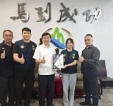 成功警察分局緝獲詐欺通緝犯 警察局局長頒發破案茶肯定偵辦績效