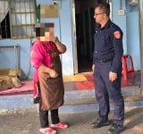 苦候1小時沒人願意協助 ! 利稻暖警護送牙痛獨居老婦就醫