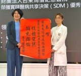 馬偕乳癌團隊獲「優秀團體獎」!  饒慶鈴親自頒獎 