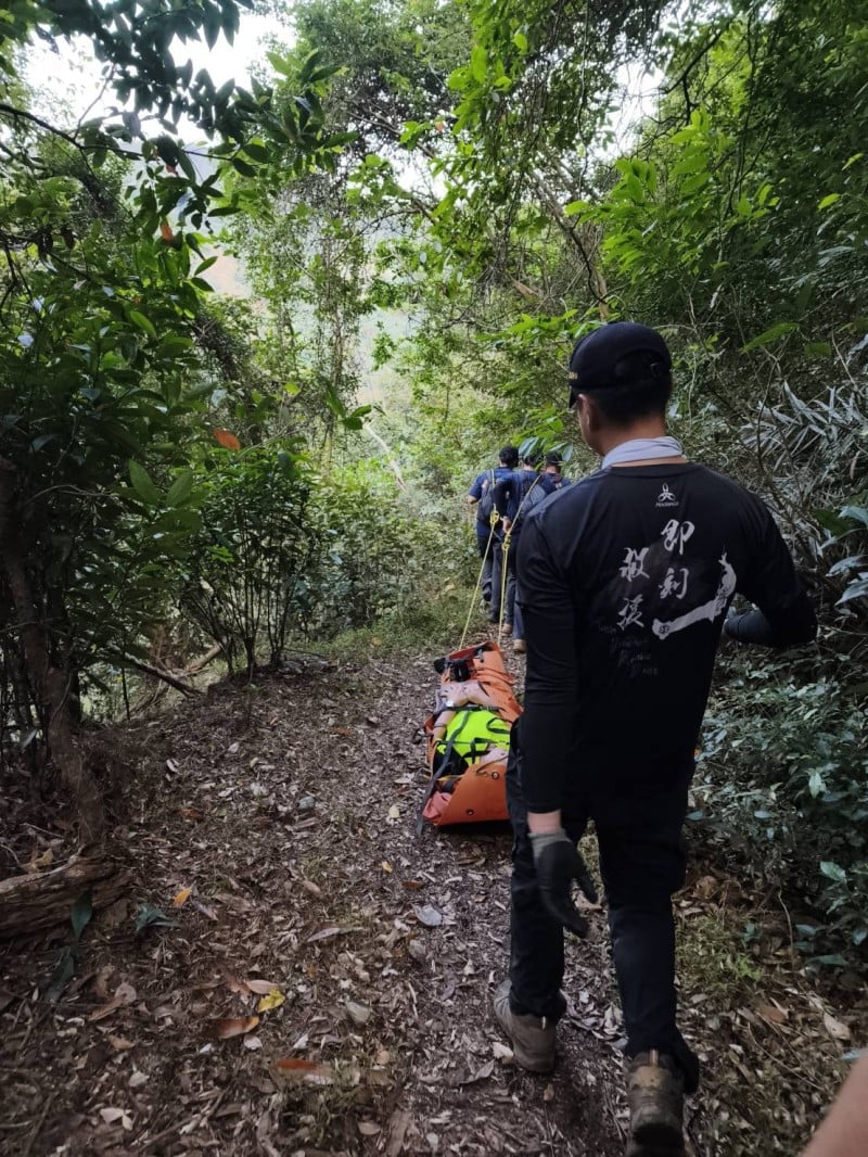 男山友浸水營古道「閃到腰」動彈不得