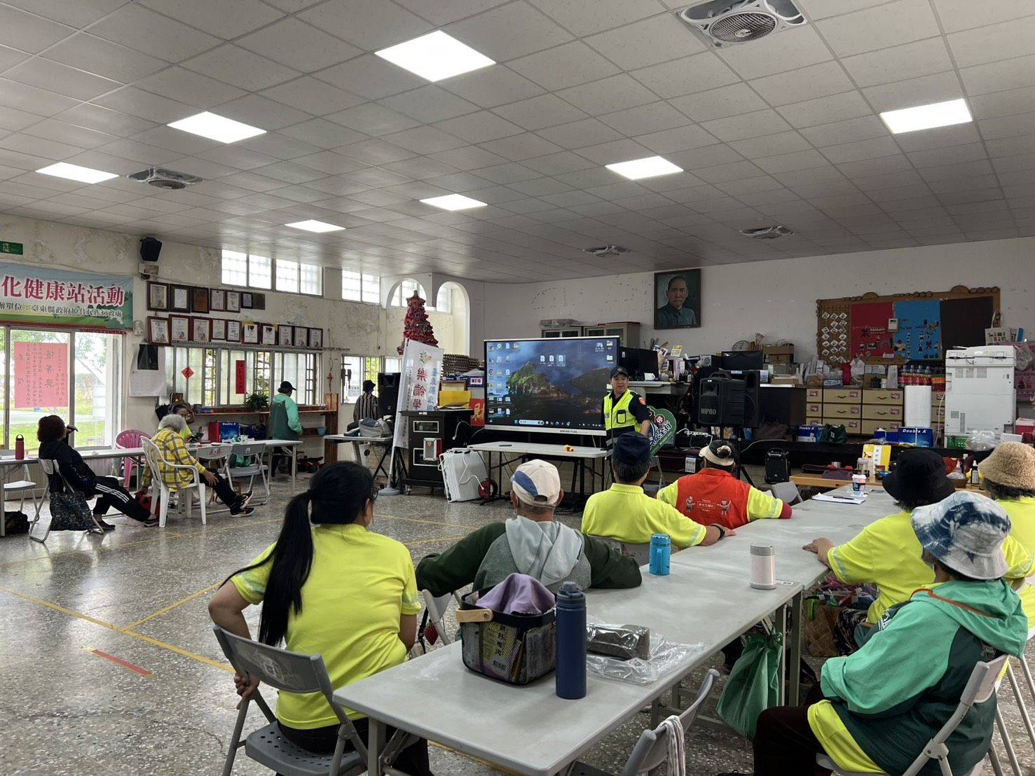 成功警察分局前進東河文健站宣導交通安全　籲長者遵守規定防事故