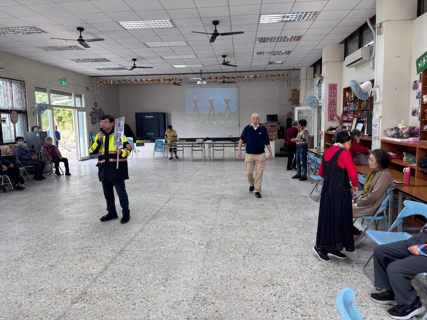 貼近長者生活！富岡警察前進文健站推動反詐與交通安全宣導