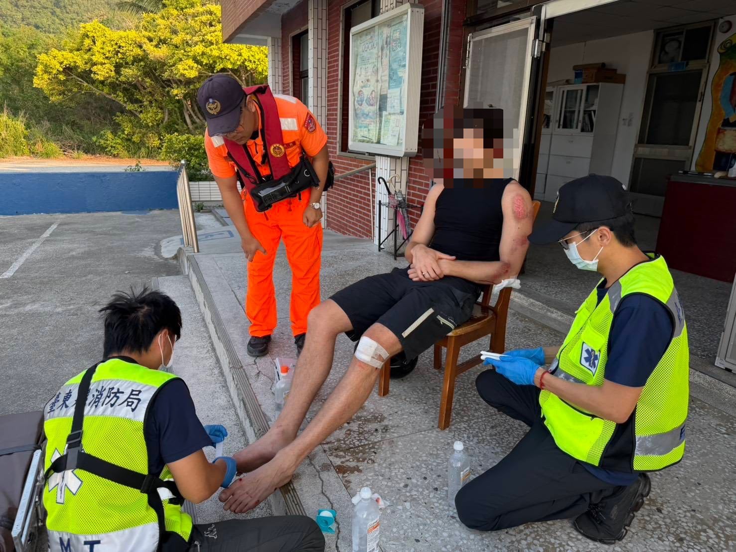 外籍男衝浪客金樽遇「野狗突然竄出」自摔 肩部、腳部傷