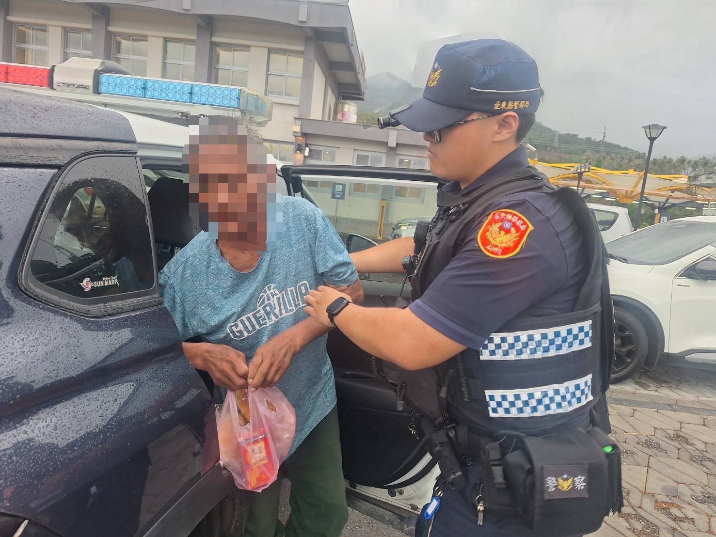 男子酒後跌傷又挨餓，太麻里警察暖心遞麵包助返程