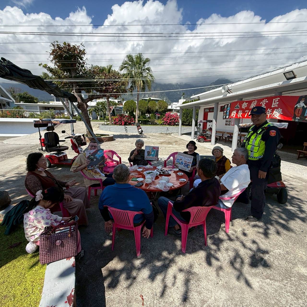 走進都蘭天主堂　圍桌交流 深化長者交通安全觀念