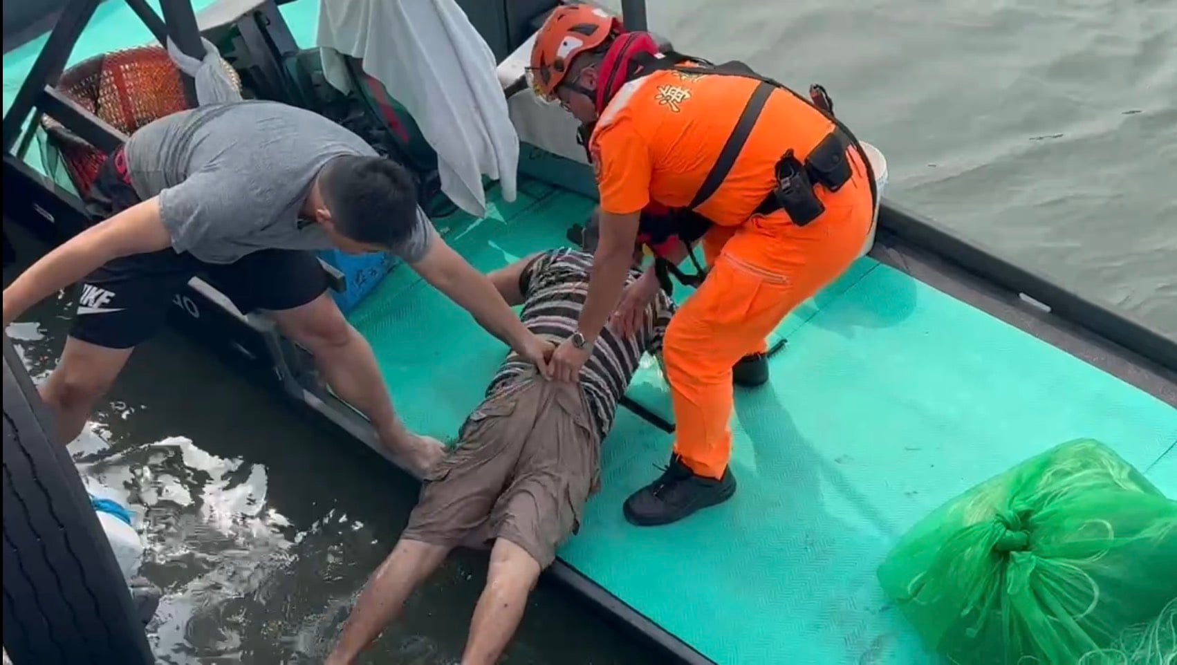 金樽王姓船長失足落水 海巡即時救起