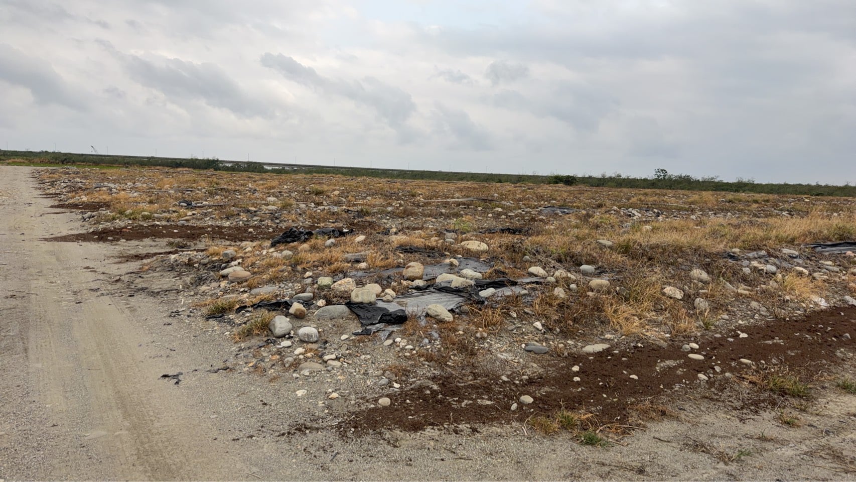 連夜出擊查緝未依法覆土、覆蓋「施肥異味」!   環保局長親自帶隊 再揪違規農地 