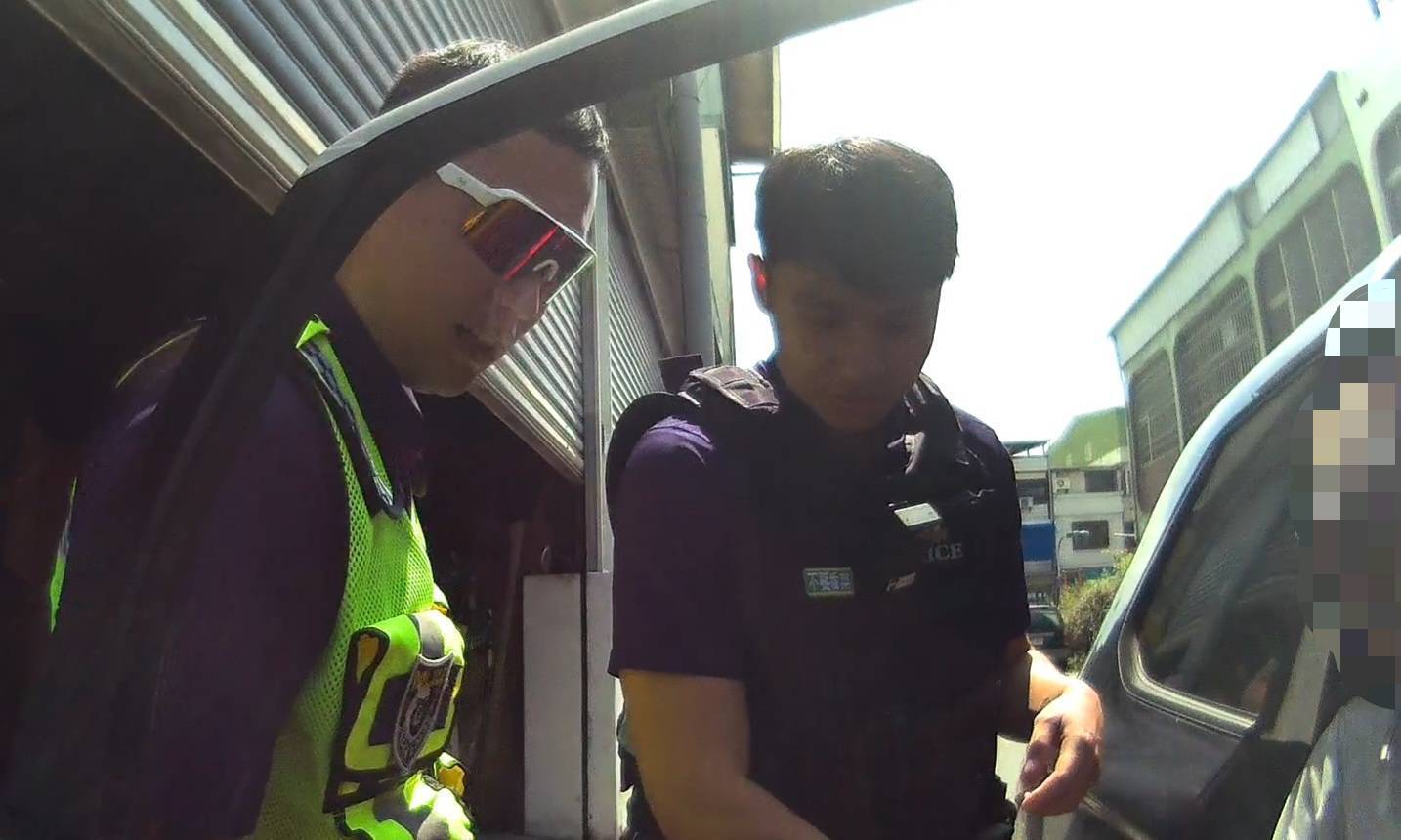 長者烈日下突倒地抽搐！熱心民眾為其撐傘遮陽 池上警察暖心護送長者平安返家