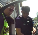 長者烈日下突倒地抽搐！熱心民眾為其撐傘遮陽 池上警察暖心護送長者平安返家