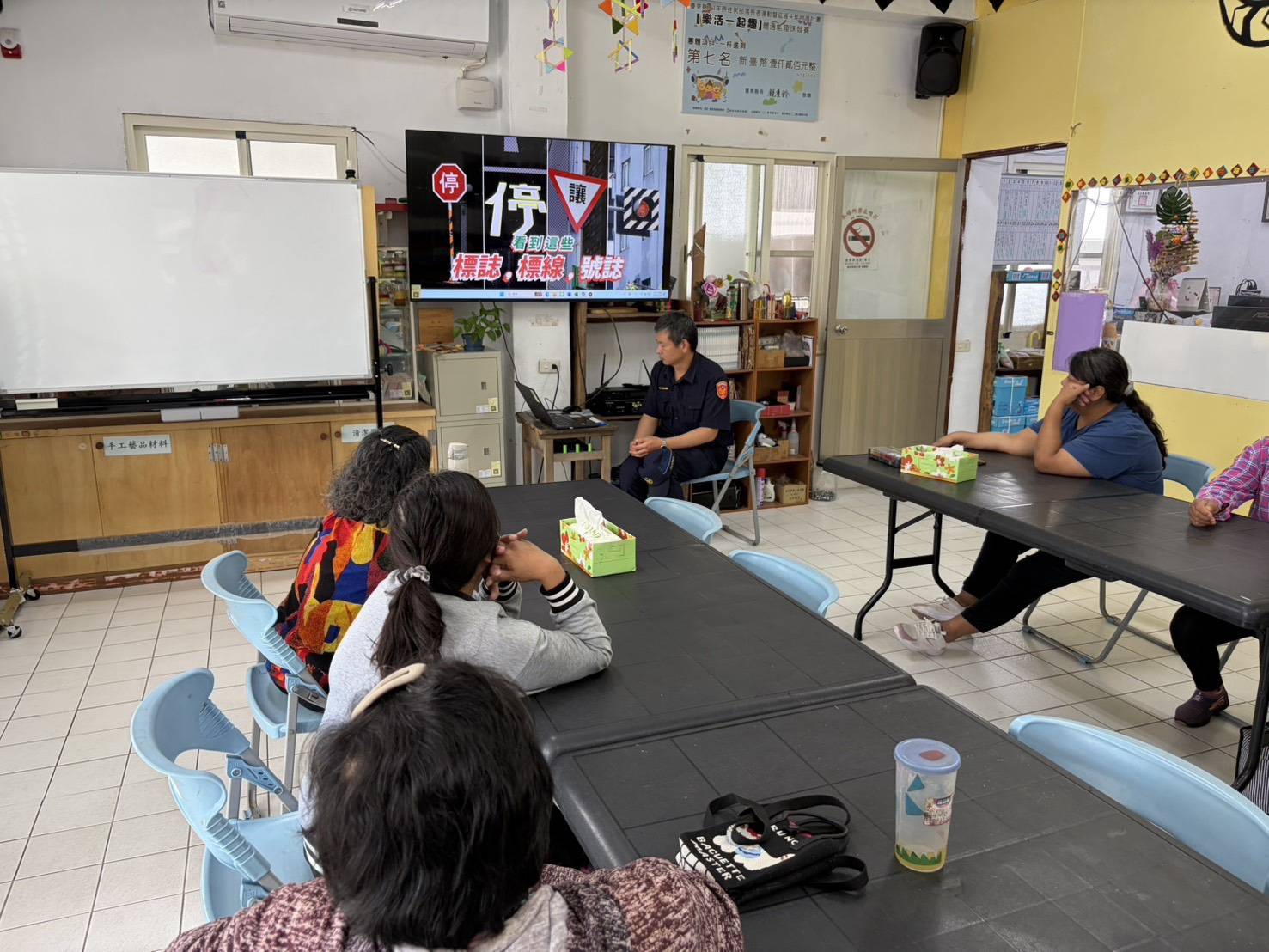 交通安全不馬虎，大武警察於文健站宣導停讓與識詐