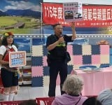 池上警察走進社區！模範母親表揚結合反詐宣導　手舉牌教你顧安全、守荷包