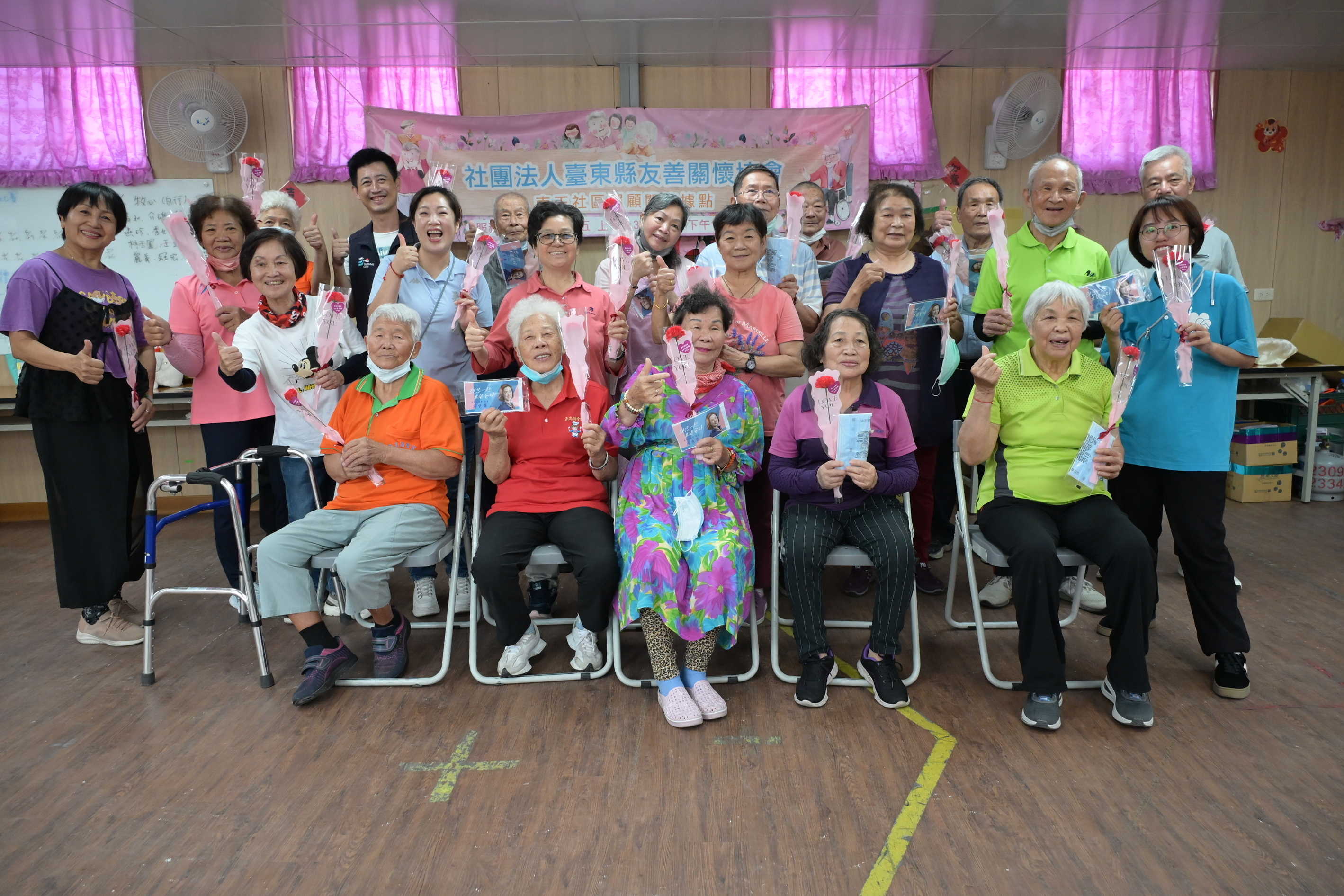 康乃馨傳愛！議長吳秀華深入社區用歌聲與陪伴守護「老寶貝」