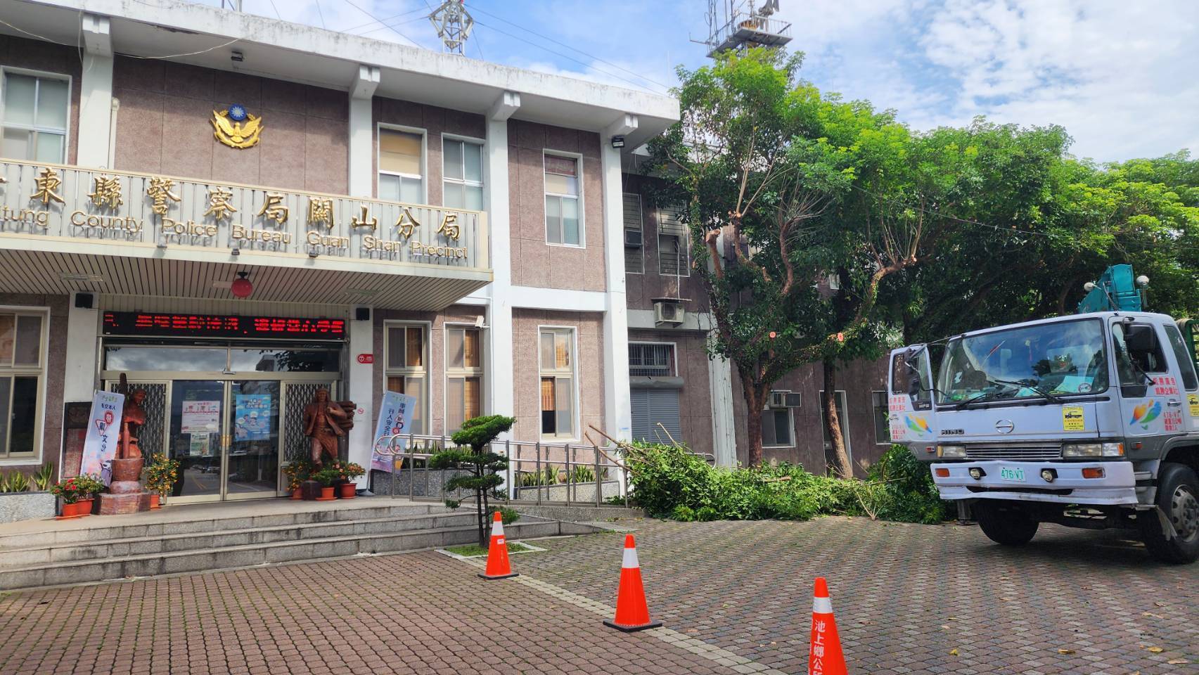 百年茄冬 修枝迎風季 ！關山警察分局長龔士哲親督整備 守護公共空間安全