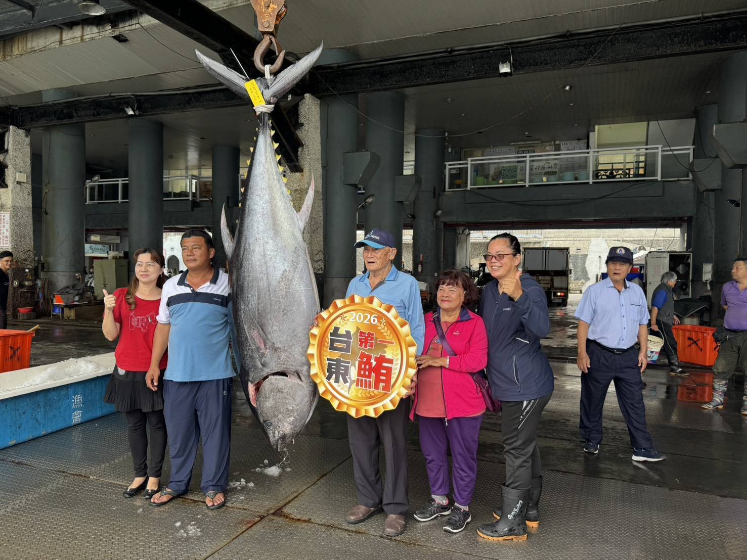 首尾「黑鮪魚」彩頭 !「盛泰豐號」漁船勇奪 縣府頒發20萬元獎勵
