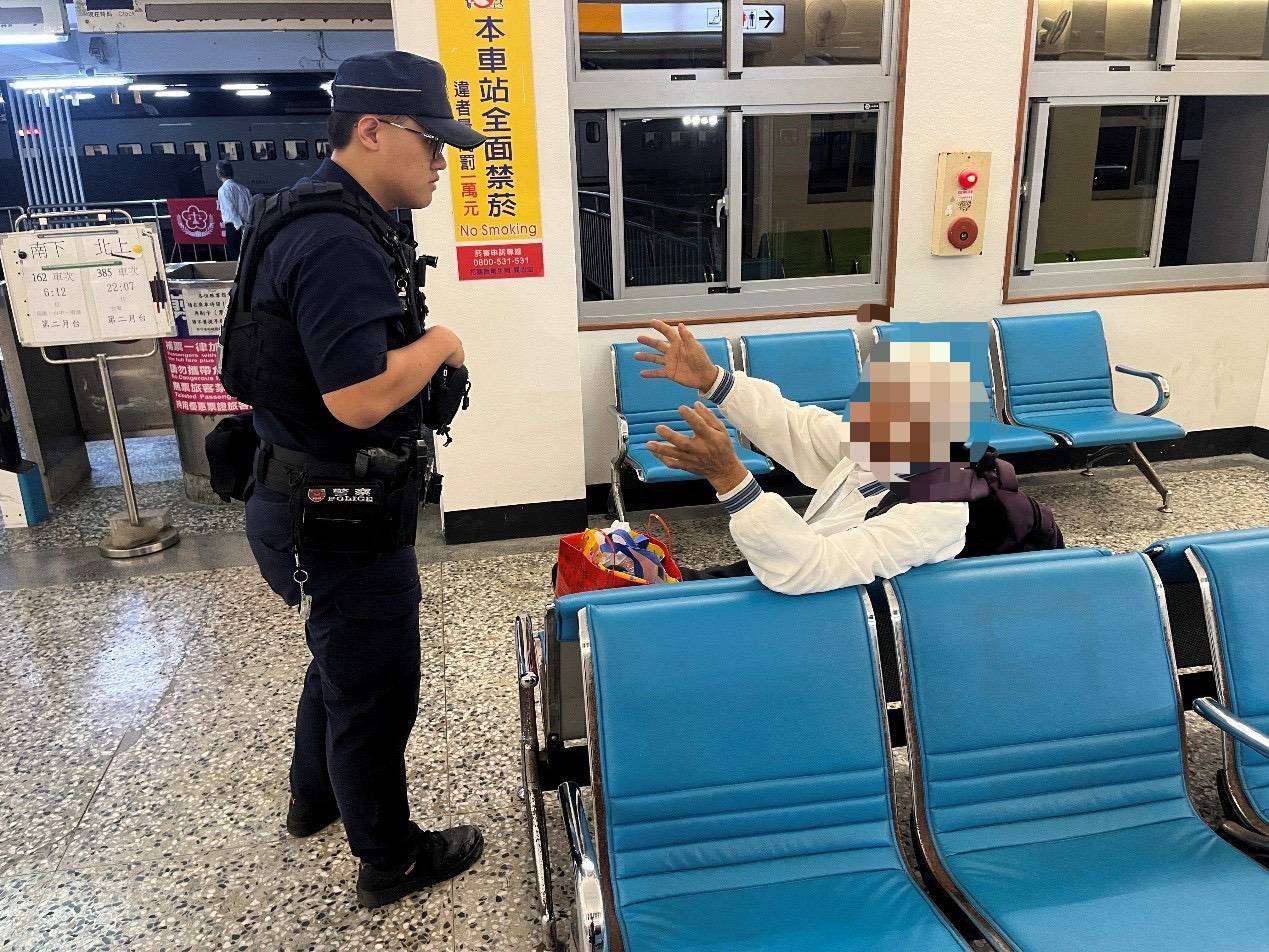誤下車不知所措，太麻里警察即時協助男子平安返家