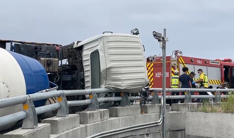 水泥預拌車翻車