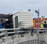 水泥預拌車翻車