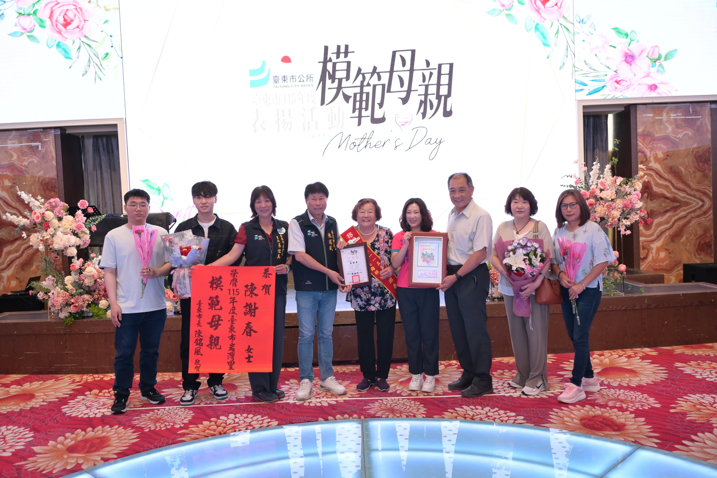 雙節前夕送暖！台東縣議長吳秀華親頒康乃馨 敬謝模範母親與勞工模範