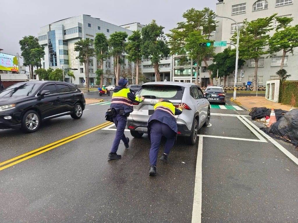 自小客車拋錨占道　東警即時排除維護交通順暢