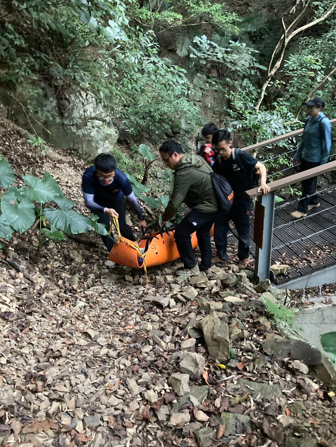 浸水營古道傳意外！54歲女突發膝痛受困山區，14名警義消抬擔架4小時接力救人