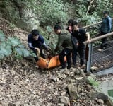 浸水營古道傳意外！54歲女突發膝痛受困山區，14名警義消抬擔架4小時接力救人