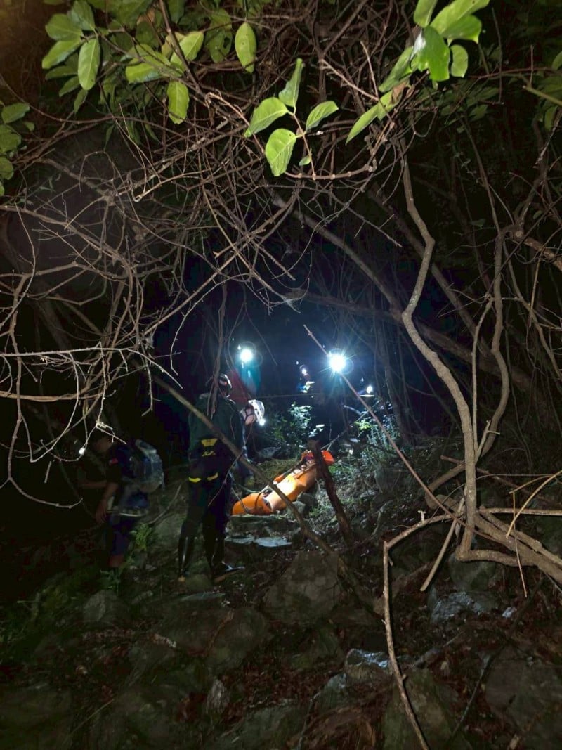 女子墜落台東海端羽美山步道邊坡