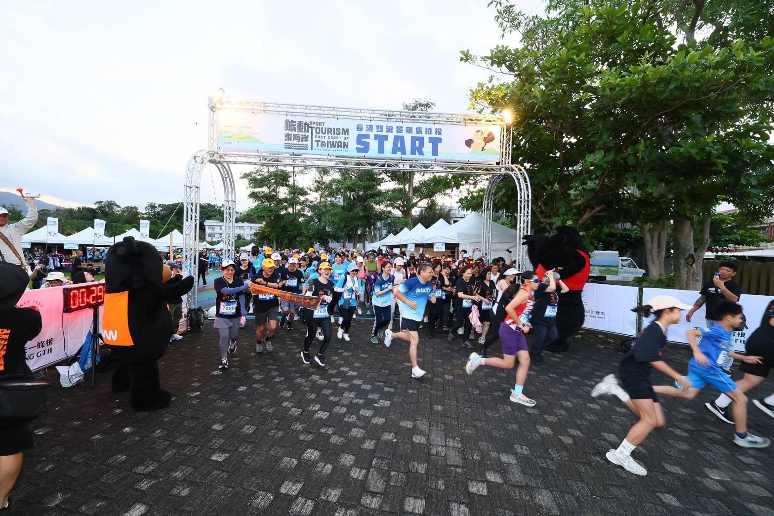 2026長濱金剛馬拉松「雙浪」開跑 ! 與喔熊開瓶慶祝完賽